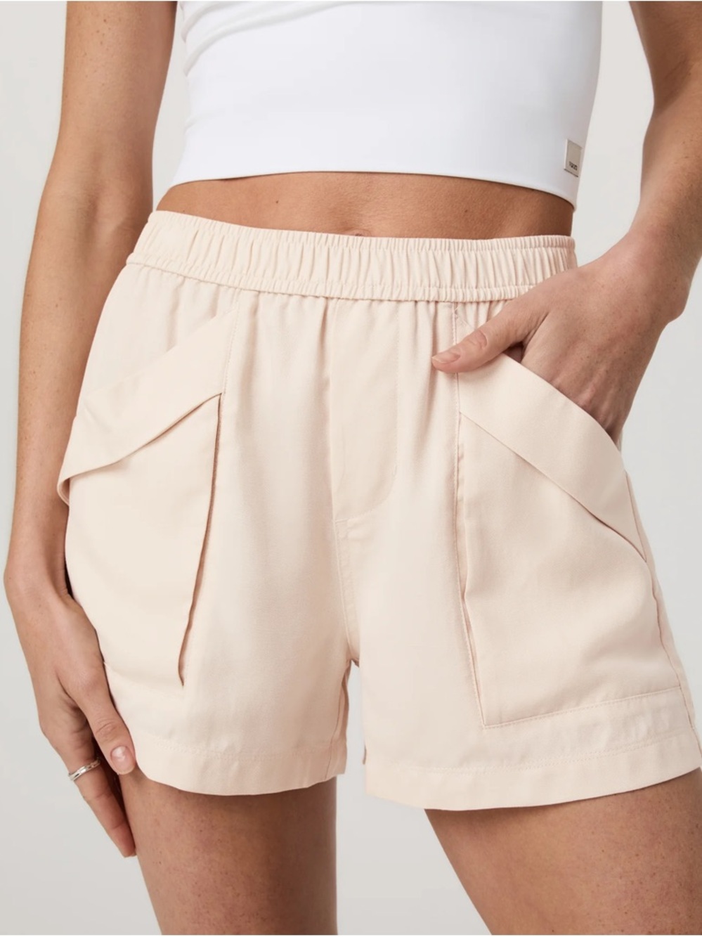 Vuori Trestles Twill Short in Sand Dollar size Small